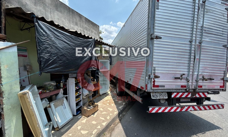 Motorista perde controle de caminhão e invade casa no Colônia Terra Nova; veja