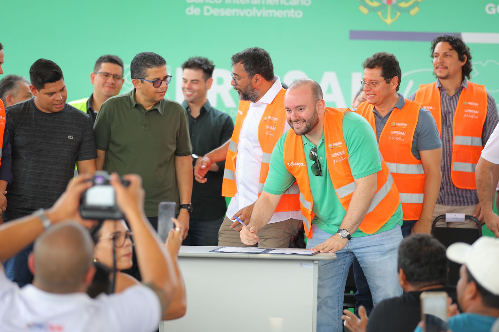 Secretário Fausto Junior acompanha o governador Wilson Lima em assinatura de ordem de serviço do Prosai Parintins