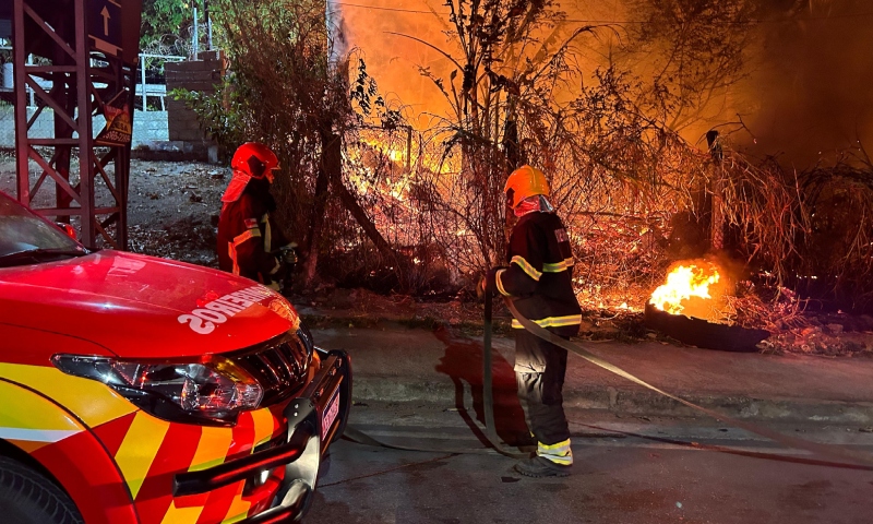 Urgente: incêndio em área de mata ameaça atingir Fábrica no Distrito Industrial