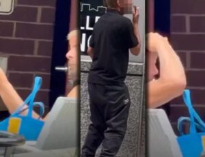 "A vida que segue": homem com o cér3br0 exp0sto abandona hospital para fumar vape; veja vídeo