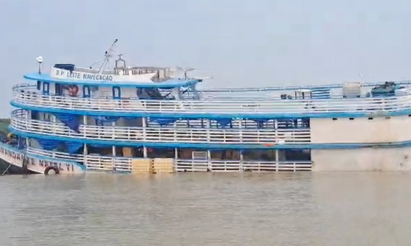 Veja momento que barco naufraga no Rio Juruá e passageiros ficam desesperados
