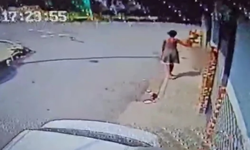 Câmera de Supermercado flagra mulher chut4nd0 a própria filha de 3 anos no Jorge Teixeira; veja vídeo