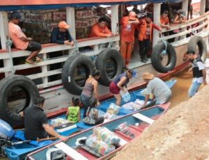 Prefeitura de Manaus já entregou 100 toneladas de alimentos para ribeirinhos na operação ‘Estiagem 2024’