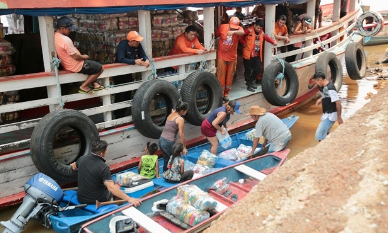 Prefeitura de Manaus já entregou 100 toneladas de alimentos para ribeirinhos na operação ‘Estiagem 2024’