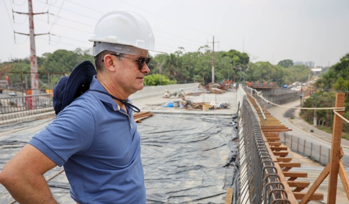 Prefeito David Almeida vistoria obra final do viaduto Márcio Souza e confirma entrega para outubro