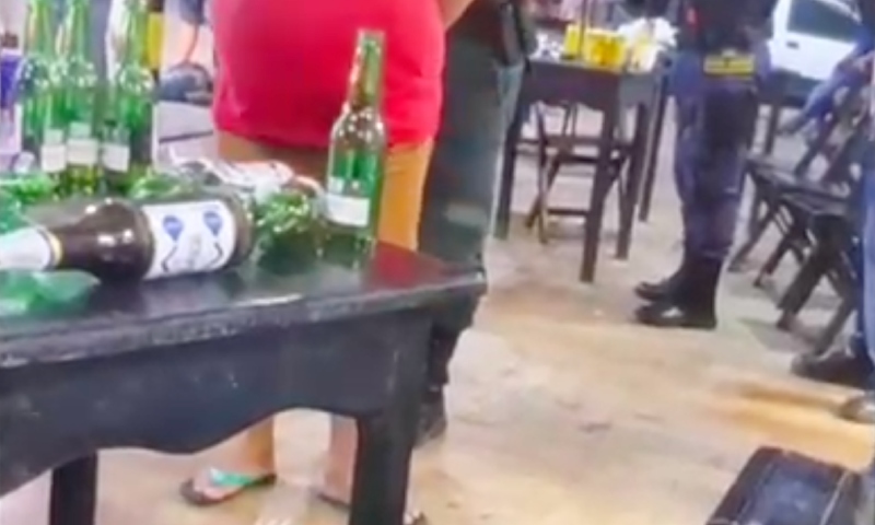 ‘Fechado com o capir0to’: após mat4r rival, homem leva tir0 na testa e ainda tenta beber cerveja; veja vídeo