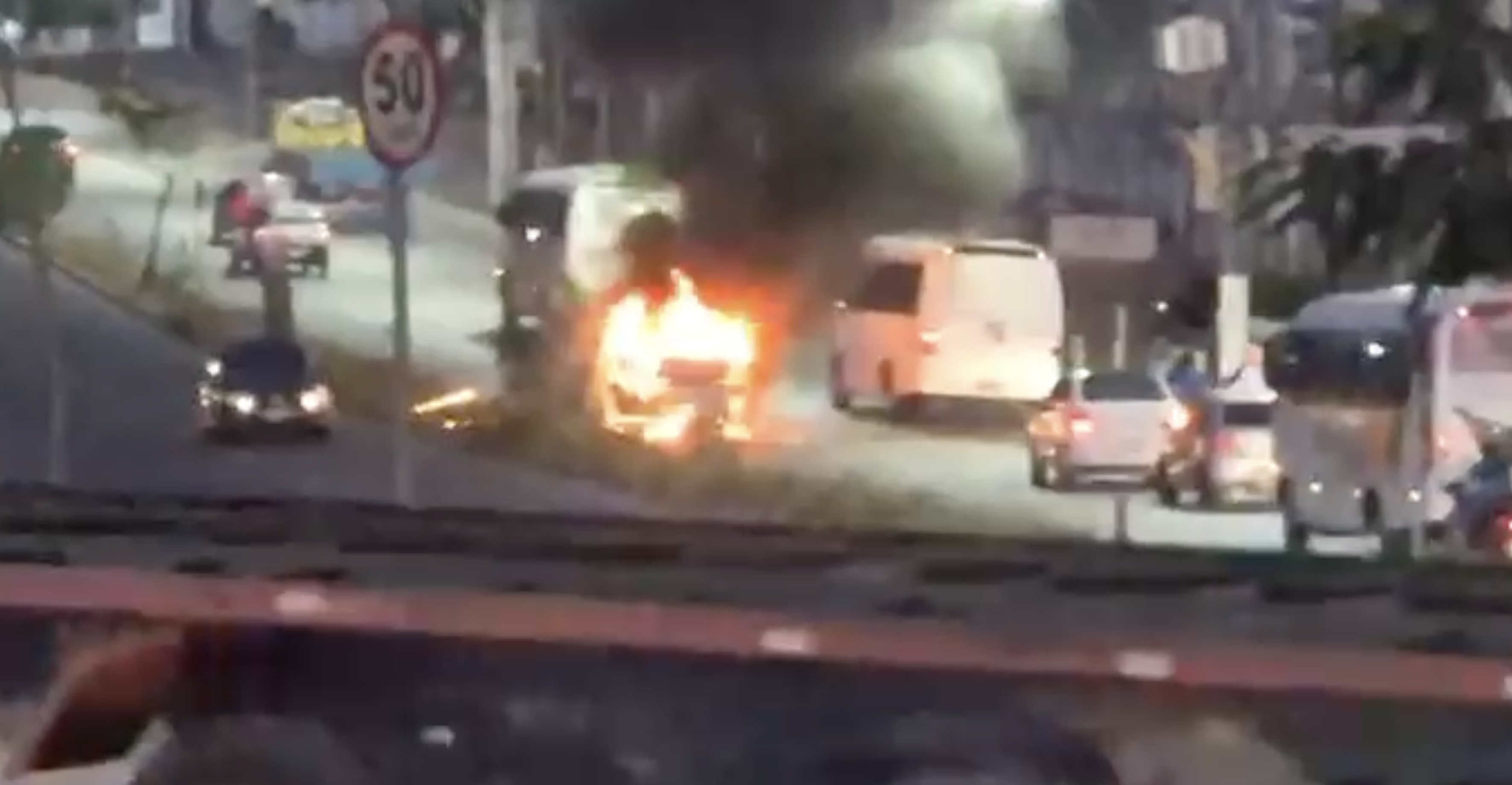 Motoristas do Distrito incendeiam van e ameaçam paralisar serviços durante protesto em Manaus; veja vídeo