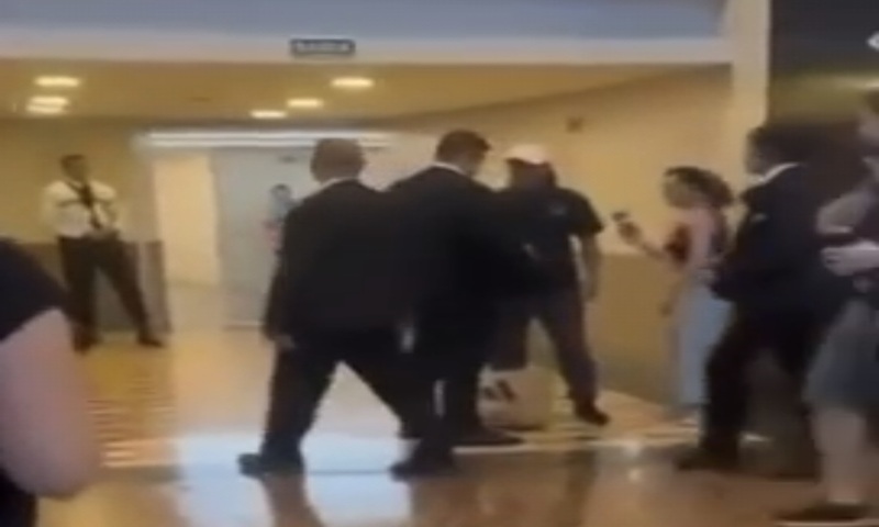 Segurança de Shopping barra mulher em banheiro feminino em Manaus