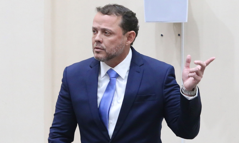 Deputado é preso após ser flagrado dirigindo Porsche embriagado