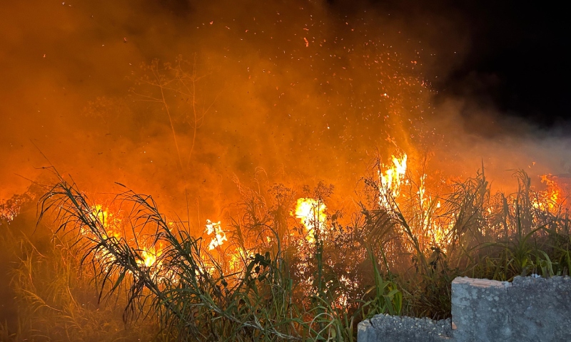 Incêndios em Manaus obrigam moradores a deixarem suas casas; veja vídeos