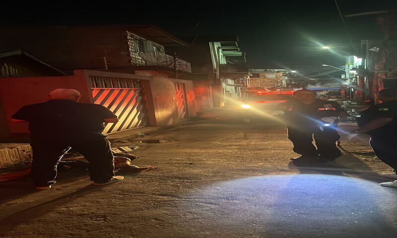 Moradores acordam com som de tir0s e acham homem mort0 na Compensa