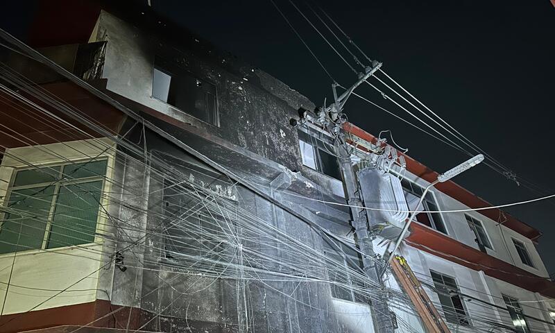 Transformador de poste explode e fogo atinge casa no Crespo