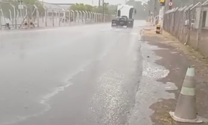 Chuva cai sobre Manaus e traz alívio aos manauaras após meses de calor extremo; veja vídeo