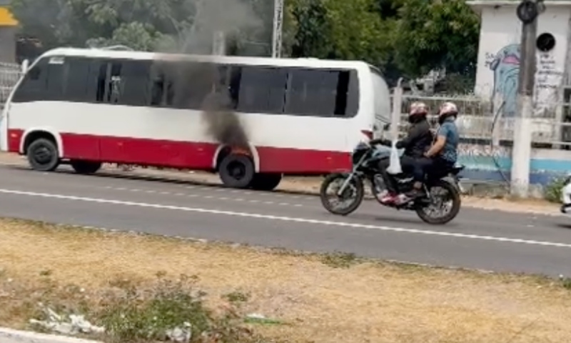 Urgente: microônibus pega fogo na Torquato Tapajós e passageiros são evacuados às pressas; veja vídeo