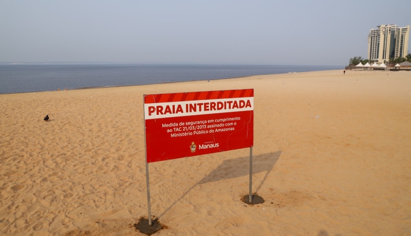 Estiagem: praia da Ponta Negra continua interditada para banho por conta da seca