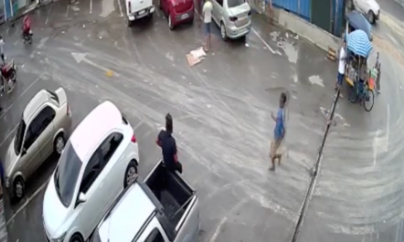 Veja momento em que homem é esf4queado em plena luz do dia na Feira do Produtor em Manaus