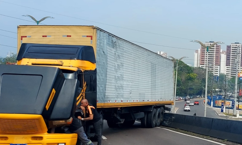 Carreta perde freio e quase despenca do Viaduto do Coroado em Manaus; veja vídeo