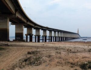 Rio Negro atinge 14,11 metros e se aproxima de seca histórica de 2023: "faltam apenas 141 centímetros"; veja vídeo