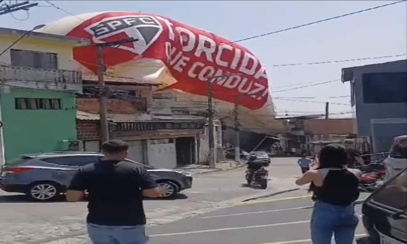 Dirigível personalizado do São Paulo cai e uma pessoa fica fer1da; veja vídeo