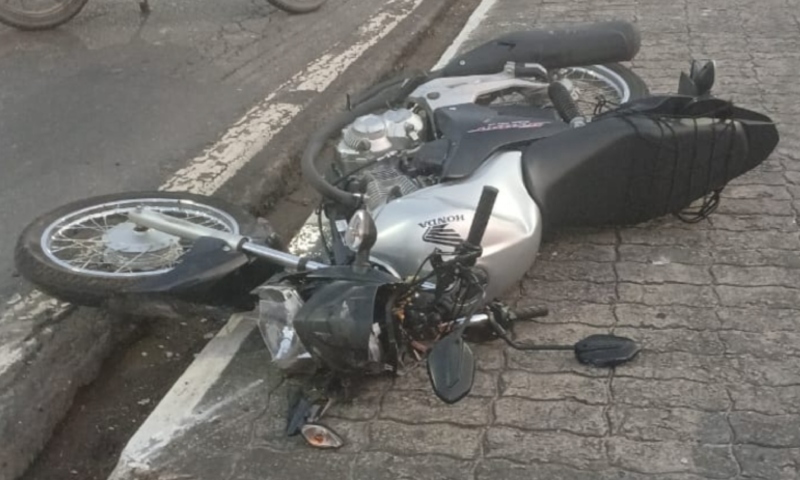 Ac1dente entre moto e micro-ônibus deixa homem fer1do na Avenida Djalma Batista