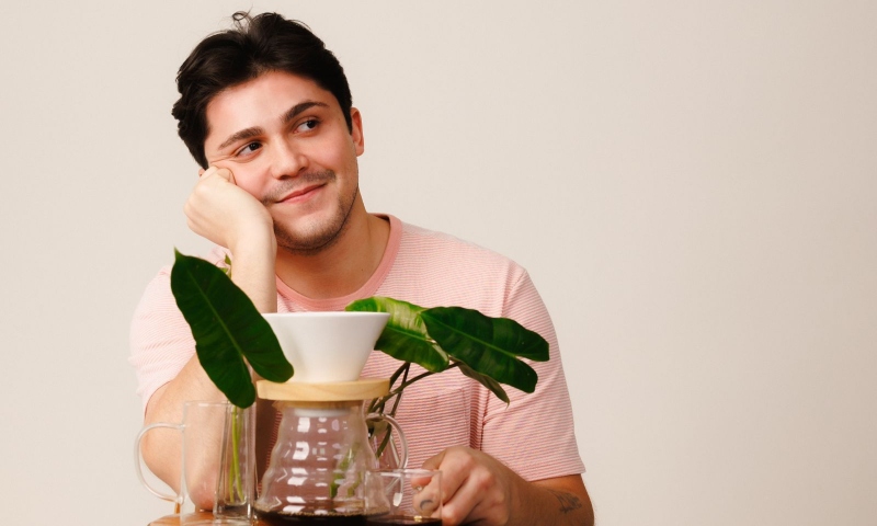 Cantor e compositor Santaella lança seu segundo EP nesta sexta-feira (27)