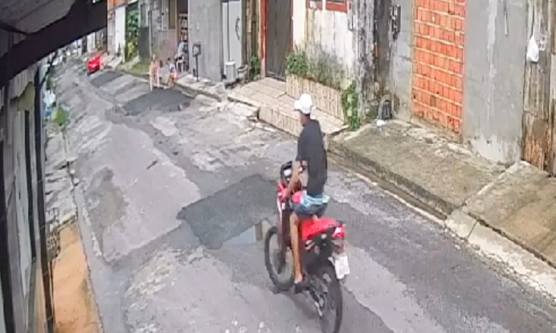 Veja momento em que idosa é atr0pel4da por motoqueiro durante gr4ve ac1dente em Manaus