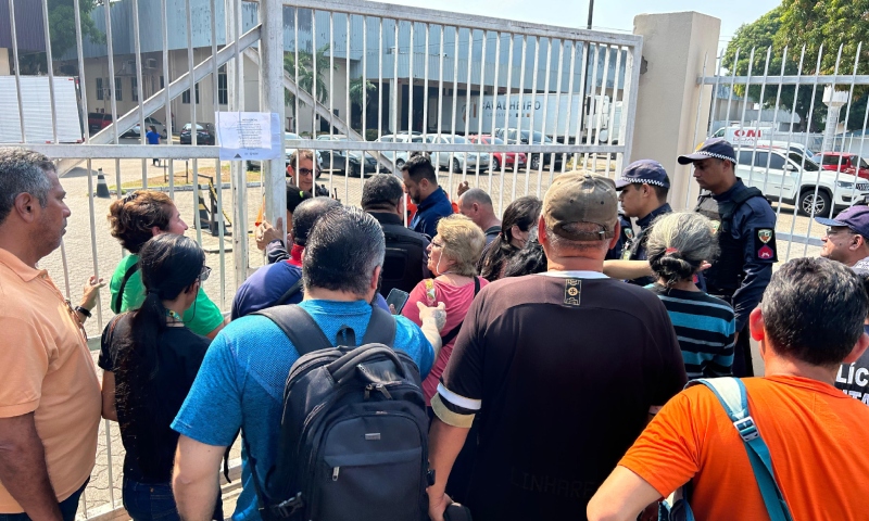 Confusão na porta da CEMA: população é impedida de entrar para pegar remédios e fraldas; veja vídeo