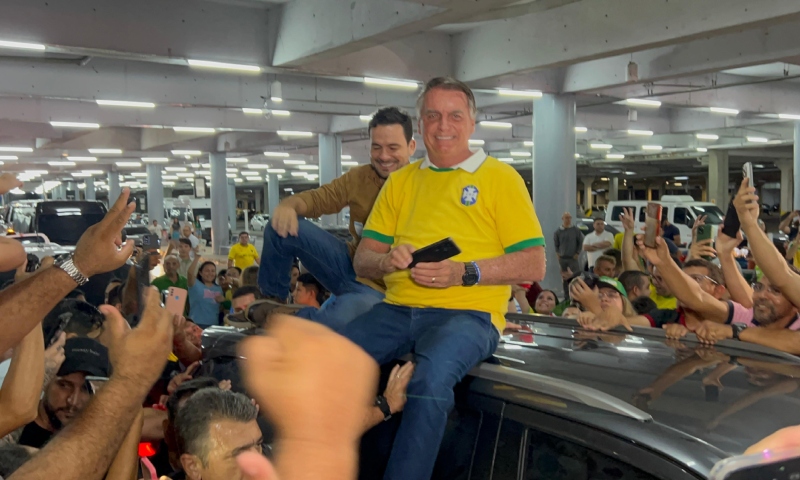 Urgente: Bolsonaro é recebido por multidão de apoiadores no aeroporto de Manaus; veja