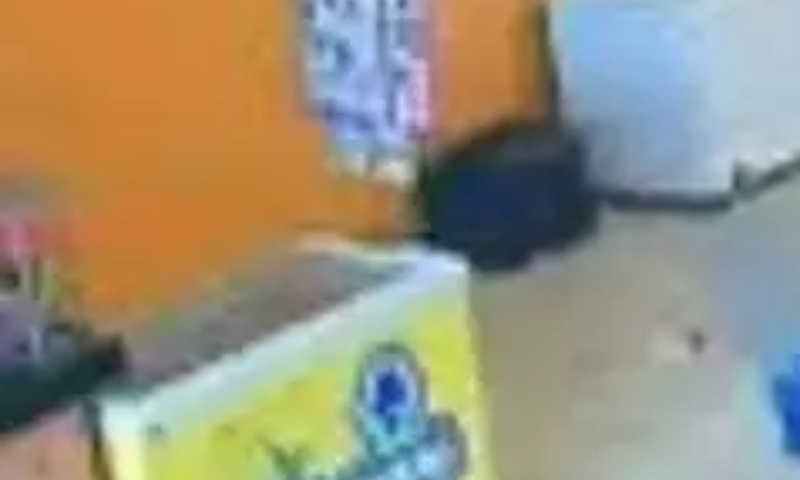 Tragédia: criança m0rre atr0pel4da após sair correndo de restaurante; veja vídeo