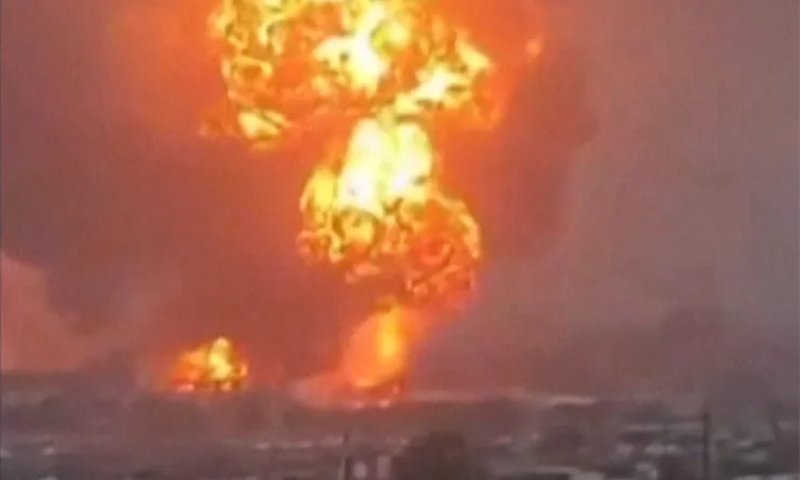 Israel revida ataques e bombardeia porto e usina de energia no Iêmen; veja vídeos