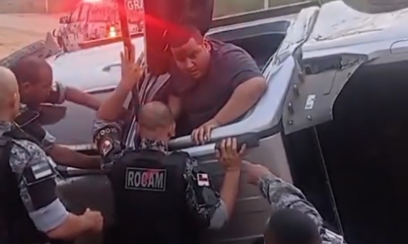 Policiais socorrem vítimas de capotamento na BR-319; veja vídeo