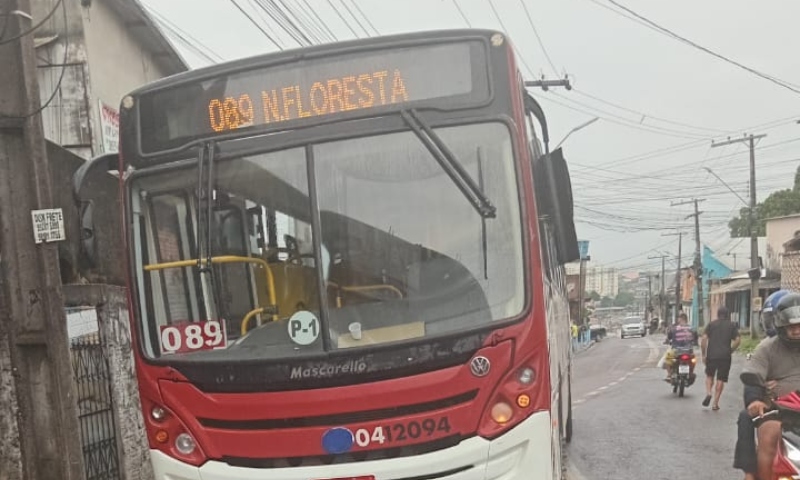 Motoqueiro vai parar debaixo de ônibus durante ac1dente em Manaus; veja vídeo