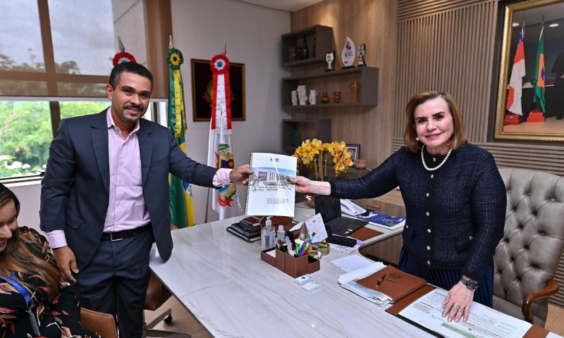 ​Plano de Logística Sustentável é entregue à presidente do TCE-AM, Yara Lins