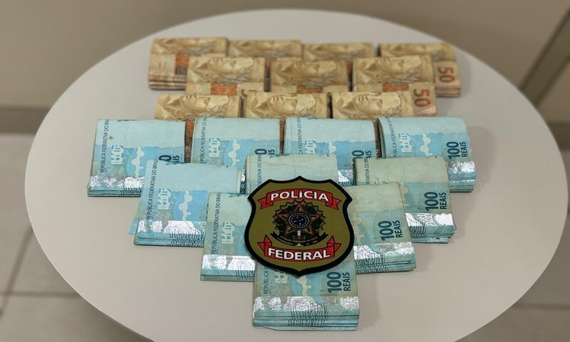 PF apreende R$ 20 mil com assessora de candidato no Aeroporto de Flores em Manaus