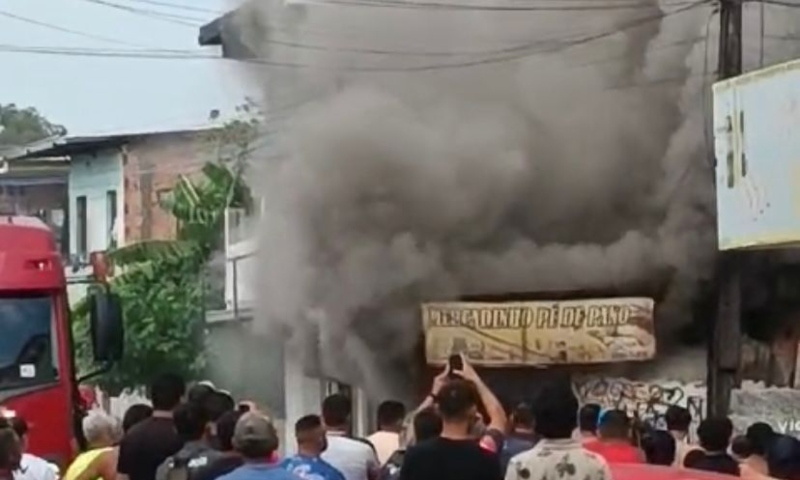 Incêndio de grandes proporções destrói mercadinho na zona Leste de Manaus; veja vídeos