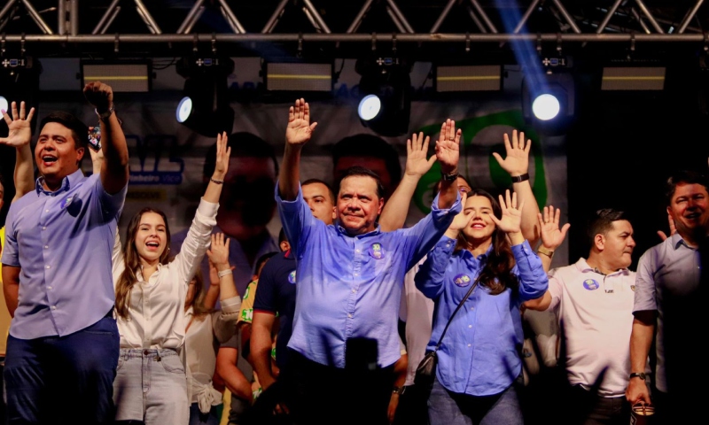 Adail Pinheiro reúne mais de 30 mil pessoas em comício de encerramento da campanha em Coari