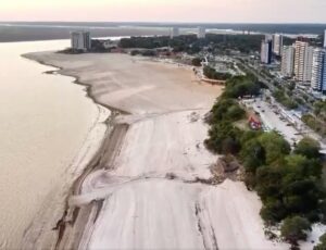 Estiagem histórica: Rio Negro continua secando e chega ao menor nível em 122 anos
