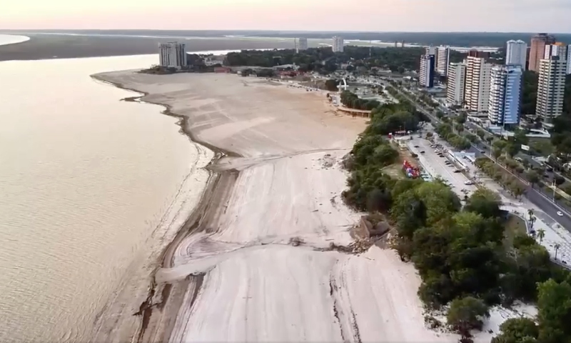 Estiagem histórica: Rio Negro continua secando e chega ao menor nível em 122 anos