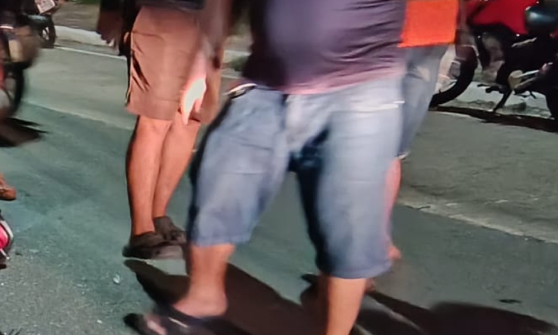 Urgente: motoqueiro m0rre ao colidir com caminhão no Distrito Industrial; veja vídeo