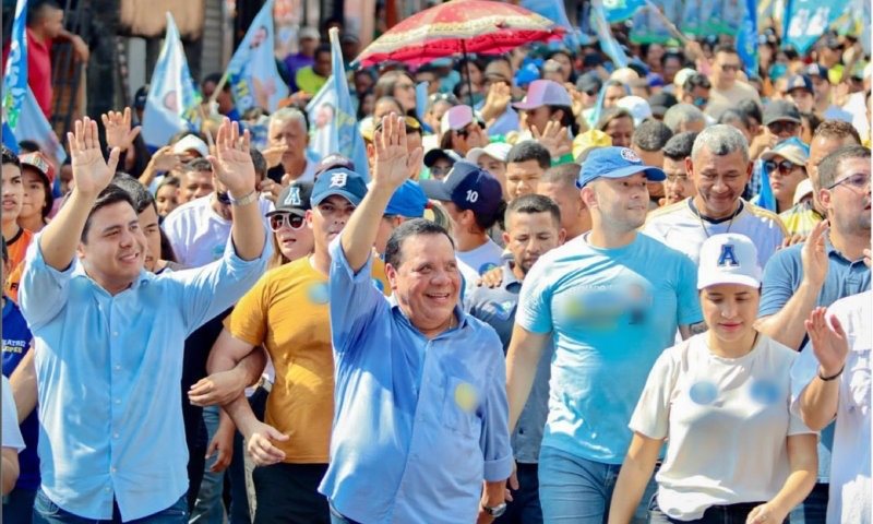 Histórico: Adail Pinheiro encerra campanha caminhando ao lado de multidão de eleitores em Coari
