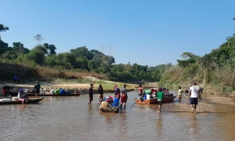 Indígenas arrastam barco por seis dias para votar em meio à seca na Amazônia; veja vídeo
