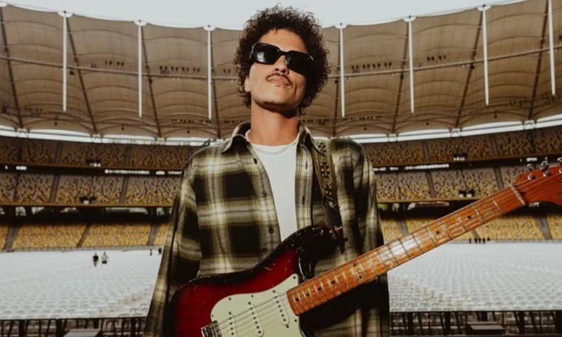 Bruno Mars confirma que está solteiro durante show no Brasil: “tô facinho”; veja vídeo