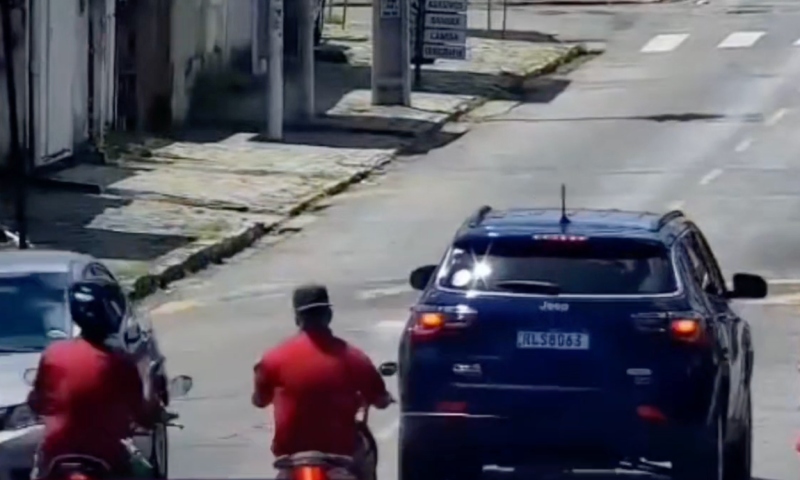 Veja momento que homem é execut4d0 em avenida movimentada enquanto dirigia moto