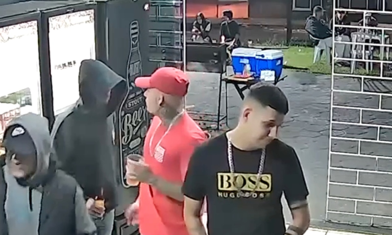 Chocante: jovem é cr1vado de b4la durante d1scussão em bar; veja vídeo