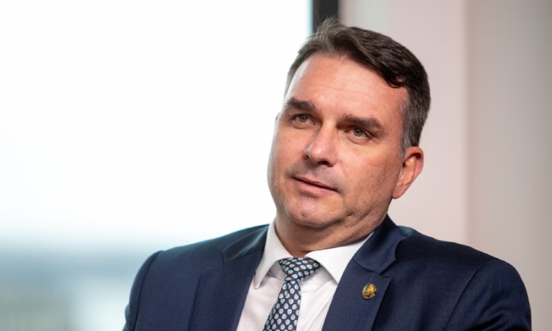 “Roupa suja se lava em casa”: senador Flávio rebate Malafaia após críticas a Bolsonaro