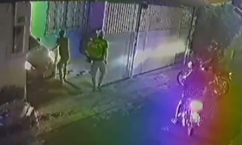Veja momento em que bandidos arm4dos invadem casa e roubam carro de casal em Manaus