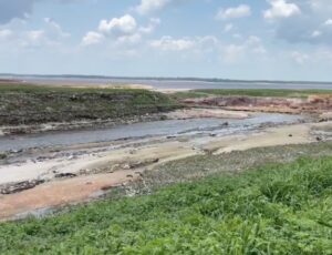 Rio Negro continua secando e atinge menor nível em 122 anos: 12,11 metros