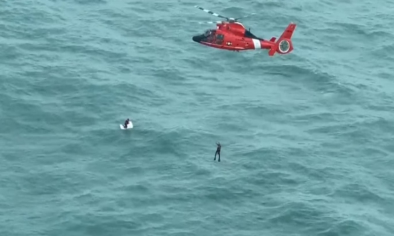 Veja momento em que homem é resgatado à deriva em geladeira após o furacão Milton
