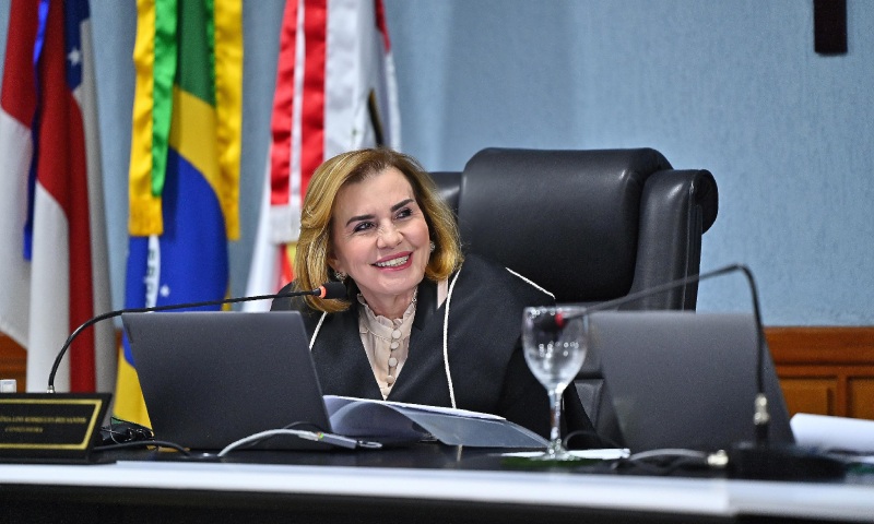 Presidente Yara Lins presenteia servidores em comemoração aos 74 anos do TCE-AM