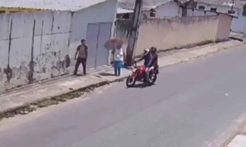 Terror e pânico: bandidos agr1dem e ame4çam idosa com arm4 durante assalto em Manaus; veja vídeo